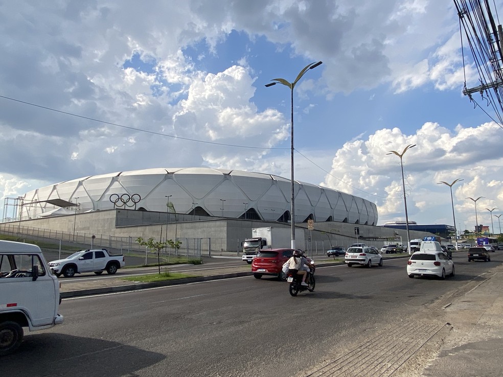 Av. Constantino Nery, com árvores jovens e pequenas ao longo da via