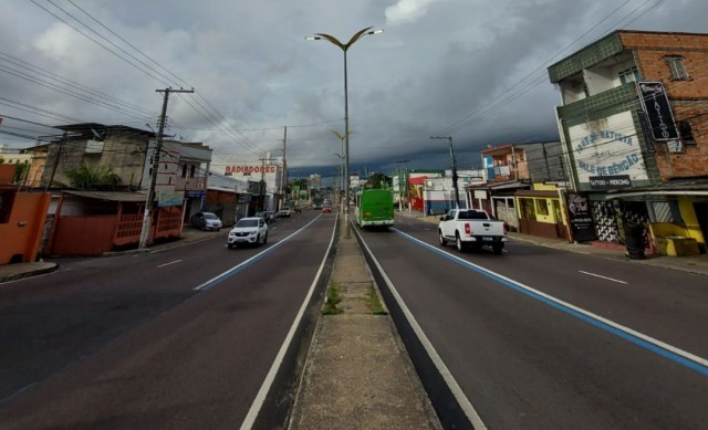 Canteiro central da Av. Constantino Nery sem nenhuma árvore