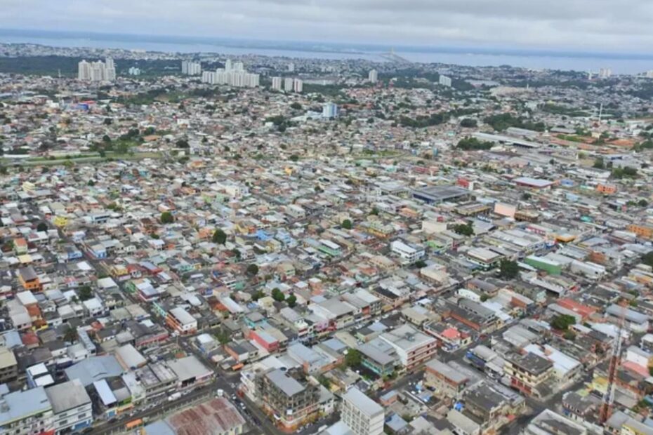 Vista aérea de bairros densos de Manaus, sem cobertura de árvores