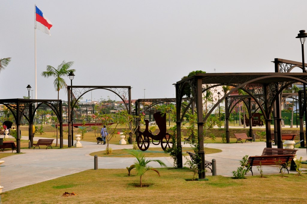 Parque Jefferson Peres, com pouquíssimas árvores e mudas ainda pequenas